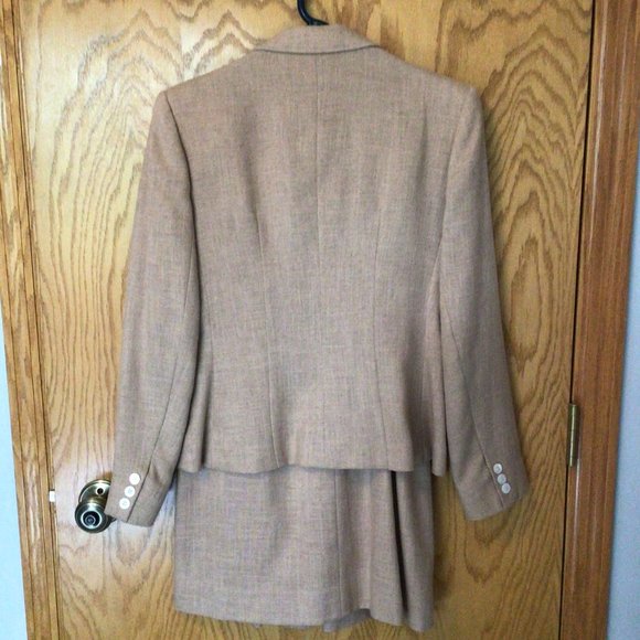 Evan Picone - Vintage tan skirt & jacket suit - Picture 2 of 13